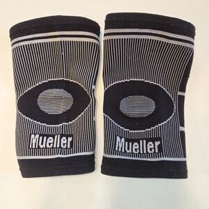 2 Mueller 4 Way Stretch Support Fabric Knee Braces